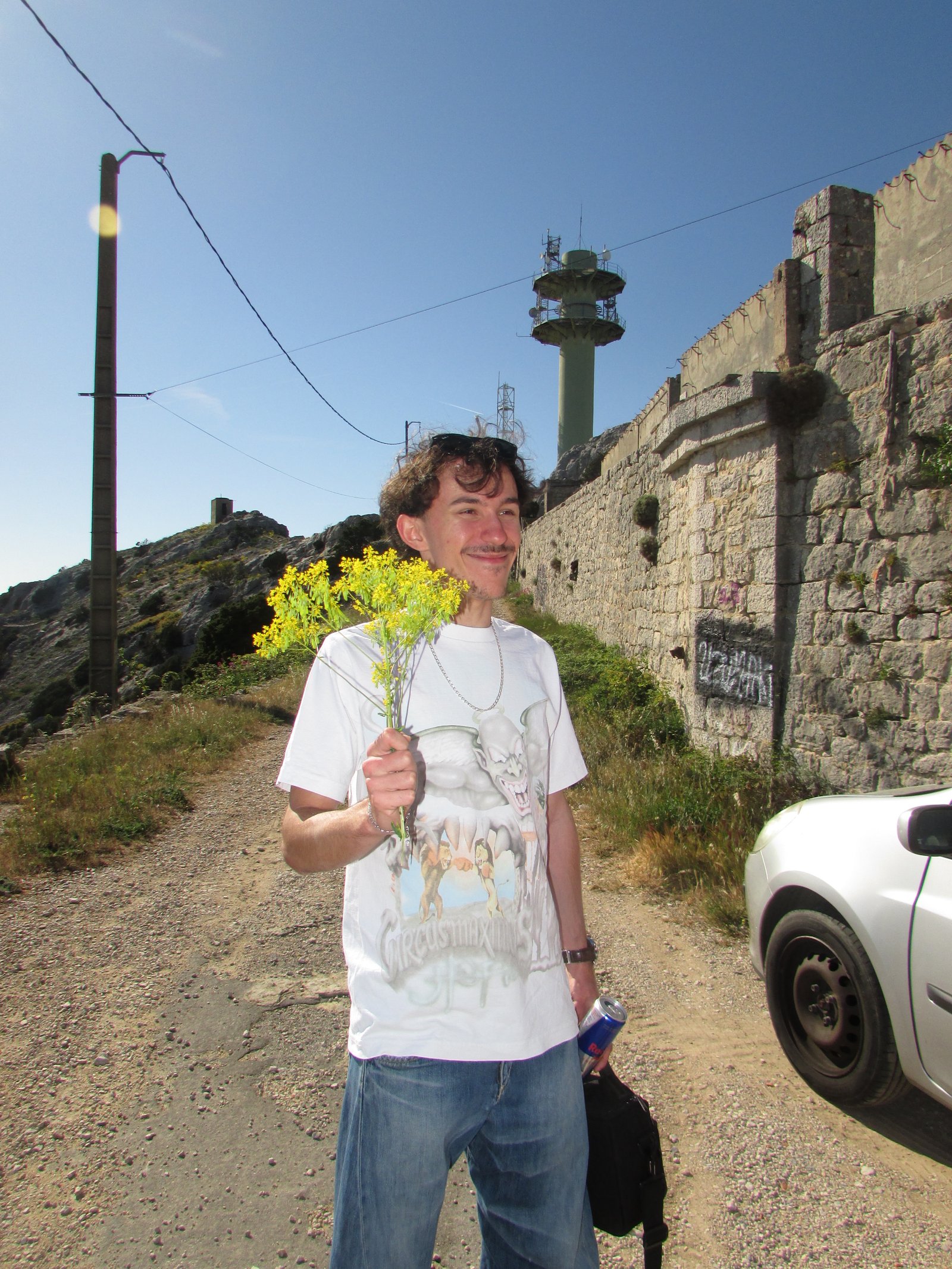Joris BOUSSIGNE souriant, un bouquet de fleurs à la main